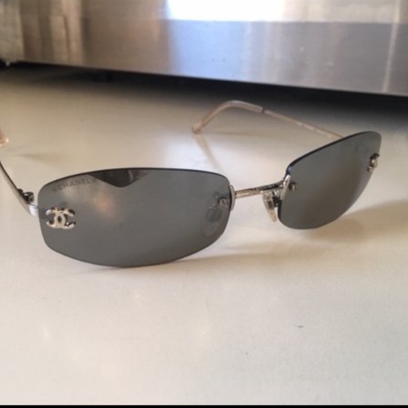 Unisex Vintage CHANEL Mirrored Sunglasses 4002 - Picture 2 of 6